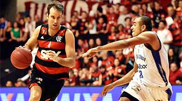 Flamengo, de Marcelinho, não dá chance ao Mogi e garante classificação a mais uma final