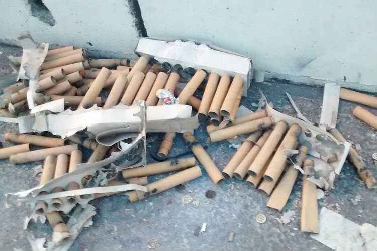 Torcedores do Atlético realizaram uma intensa queima de fogos nas imediações do Hotel Ouro Minas, onde a delegação do São Paulo está hospedada em Belo Horizonte para a partida válida pelas quartas de final da Copa Libertadores. O foguetório começou à meia-noite desta quarta-feira e durou toda a madrugada. Na passarela que fica em frente ao hotel, restos de fogos e bombas disparadas por atleticanos foram encontrados 