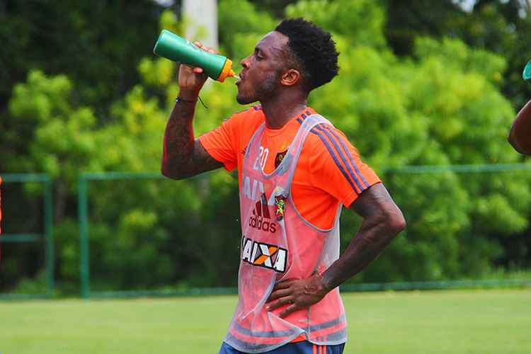 Rodney não participou do treino da tarde e fará um exame de imagem para detectar possível lesão