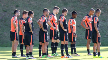 Jogadores treinaram na Cidade do Galo, nesta sexta-feira, e viajaram para o Paraná