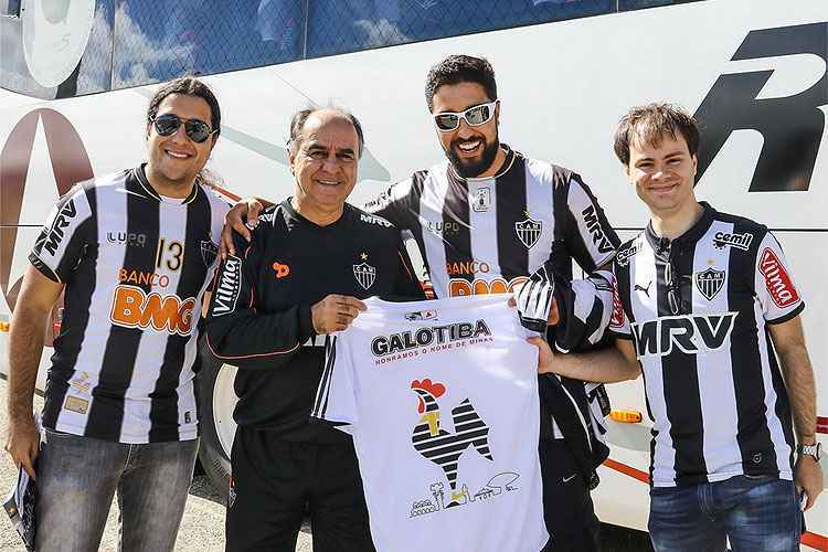 Torcedores de Curitiba recepcionam o técnico Marcelo Oliveira, que inicia nova era no comando do Atlético