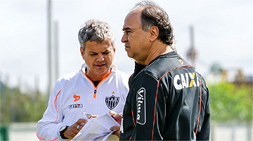 No primeiro jogo, Carlinhos Neves ficará ao lado de Marcelo Oliveira no banco de reservas