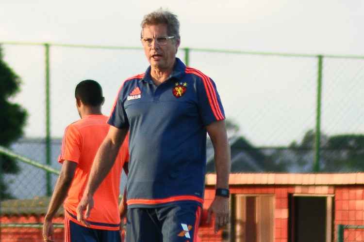 Oswaldo de Oliveira vai completar um mês no comando do Sport, mas ainda não venceu após três partidas