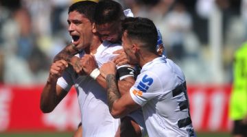Renato celebra o gol da vitória santista