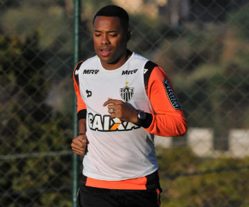 Em recuperação de lesão muscular, Robinho treinou com os companheiros nesta segunda