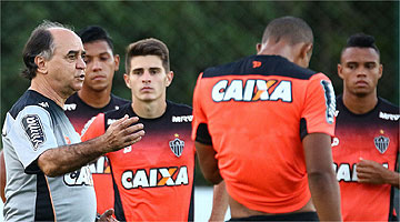 Marcelo Oliveira tem 11 desfalques na equipe