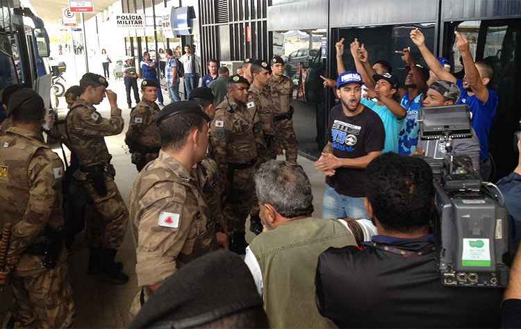Cruzeiro desembarcou em Confins sob forte escolta policial: grupo de torcedores fez protesto contra equipe