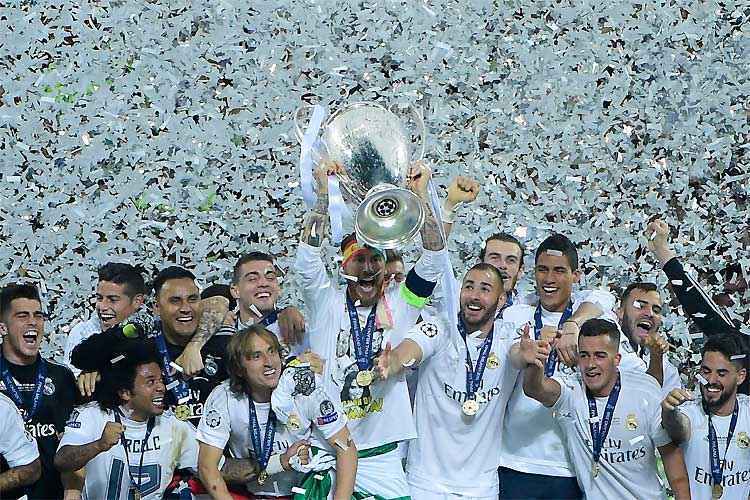 Capitão do Real Madrid, Sergio Ramos levanta a taça da Liga dos Campeões depois da decisão dramática