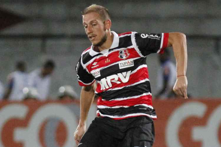 Uillian Correia estrou em um Clássico contra o Náutico e ainda não sabe o que é perder com a camisa coral