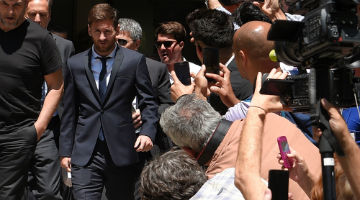 Messi deixa corte em Barcelona