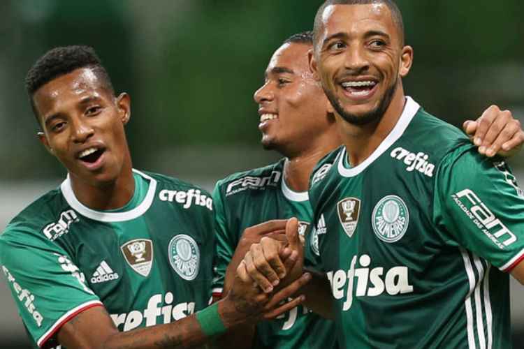 Zagueiro Victor Hugo (D) comemora, com os companheiros de Palmeiras, gol sobre o Grêmio, nesta quinta