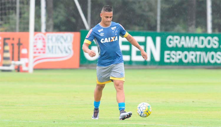 Bryan foi titular pela primeira vez com a camisa do Cruzeiro na vitória celeste sobre o Botafogo por 1 a 0