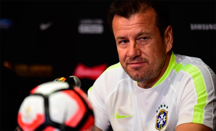 O técnico Dunga chega à Copa América vulnerável no cargo e uma eliminação prematura deve força sua saída