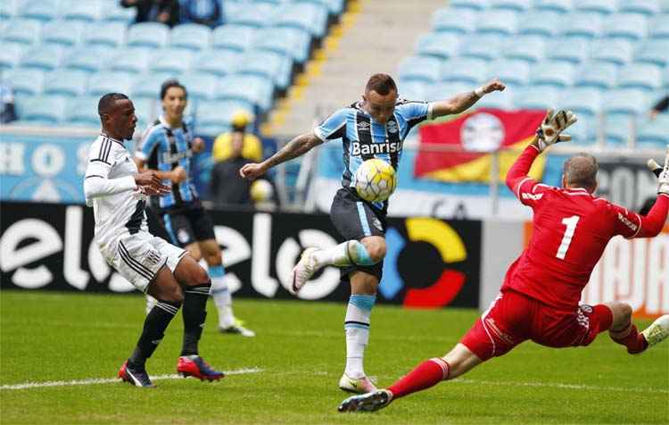 Everton desperdiçou boas chances de construir uma vitória mais tranquila na Arena do Grêmio