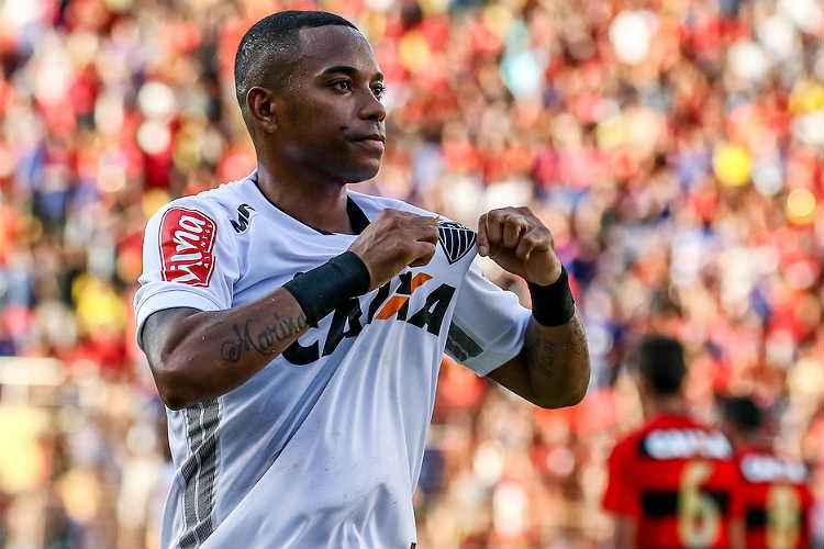 Com atuação decisiva, Robinho participou dos quatro gols do Atlético no empate na Ilha do Retiro