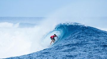 Medina surfou bem na repescagem e avançou no WCT