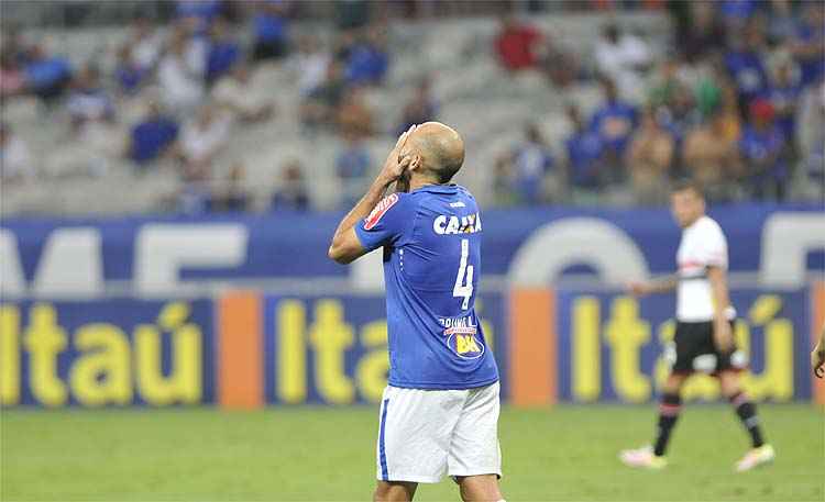 Zagueiro Bruno Rodrigo, em mau momento técnico e físico, parece não acreditar em nova derrota no Brasileiro