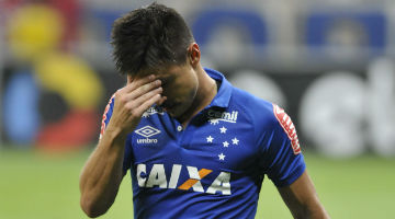 Willian saiu de campo vaiado pela torcida