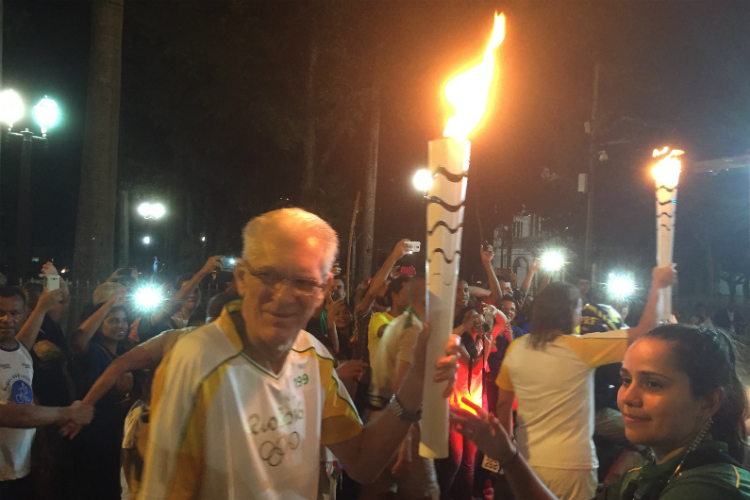 Na última terça-feira, Newdon conduziu a tocha olímpica durante sua passagem pelo Recife