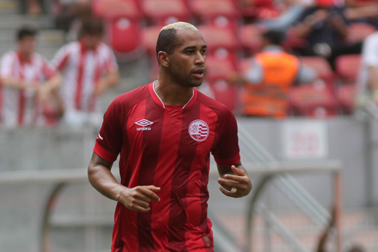 Thiago Santana chegou ao Timbu em janeiro e teve uma passagem bastante apagada pelo clube