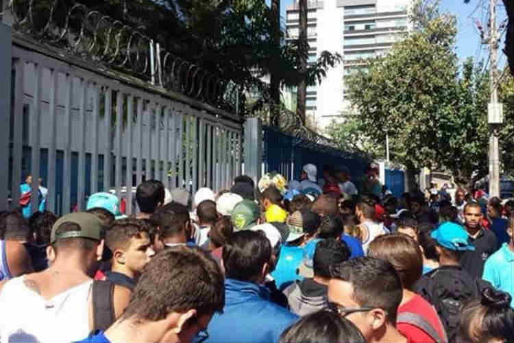 Torcida se aglomerou em frente a sede em busca de entradas para o clássico contra o Atlético