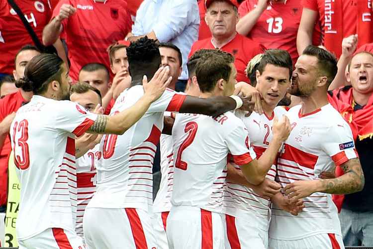 Suíça estreou com vitória sobre Albânia na Eurocopa com gol marcado pelo zagueiro Schär