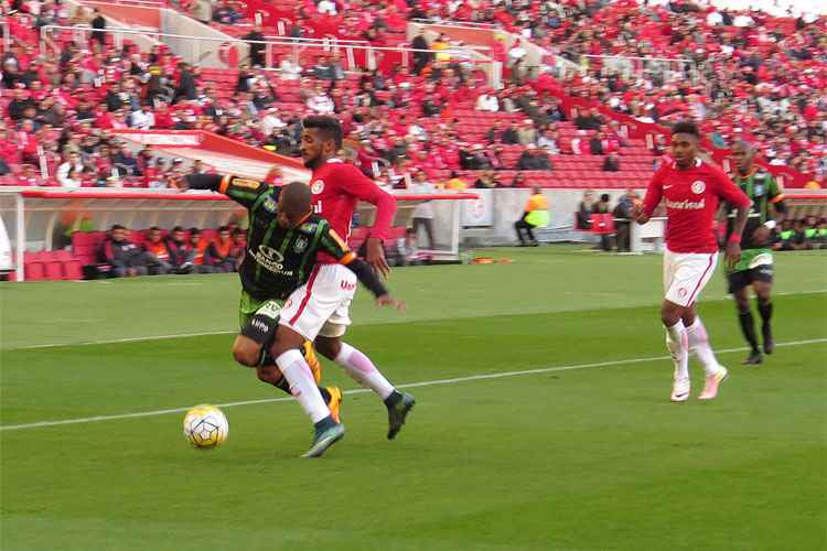 América esboçou reação no primeiro tempo, mas caiu de produção na etapa final e perdeu por 3 a 1