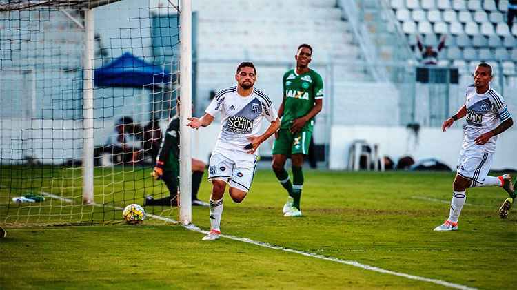Felipe Azevedo e William Pottker marcaram os gols da Ponte Preta na vitória sobre a Chapecoense