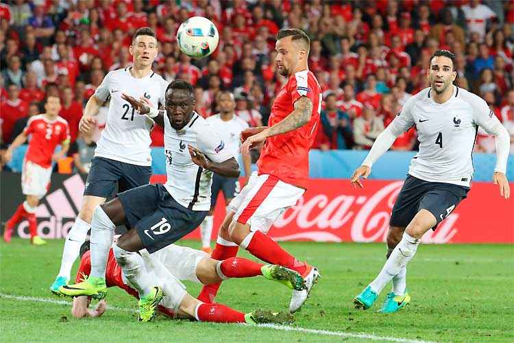 Zaga francesa atenta para barrar ataque suíço: defesas prevaleceram em jogo movimentado em Lille