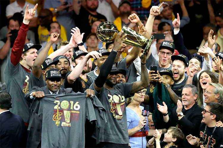 LeBron James, emocionado, ergue o troféu inédito para o Cavaliers: virada histórica com a marca do astro