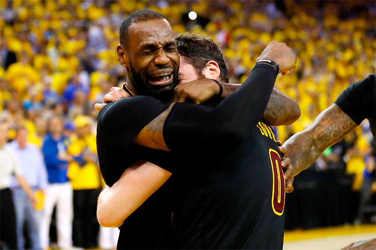 O choro da vitória: LeBron comemora título dramático para o Cleveland aos prantos, abraçado com Kevin Love