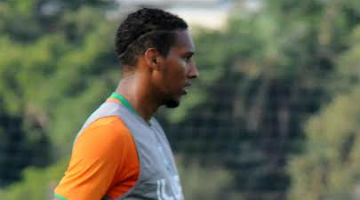 Zagueiro Artur, durante treinamento do América