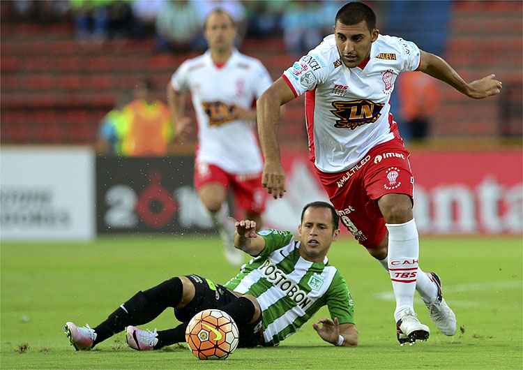 Ábila é conhecido na Argentina por ser frio na cara do gol e por saber usar bem o corpo na área