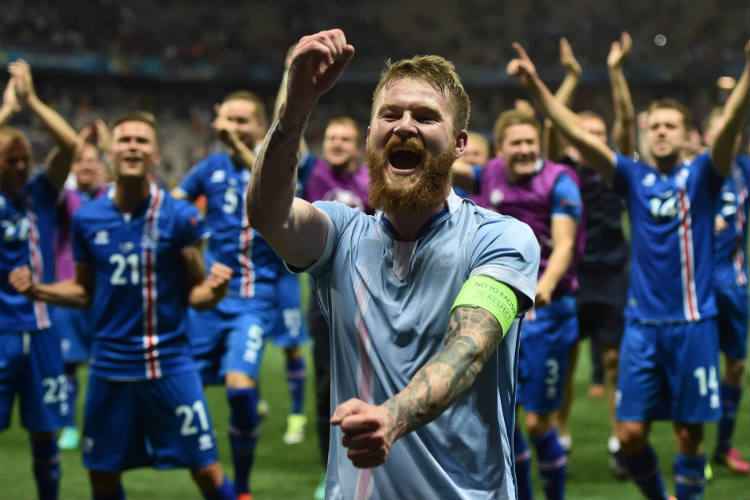 Festa dos jogadores da Islândia após histórica vitória por 2 a 1 sobre a Inglaterra, pelas oitavas de final