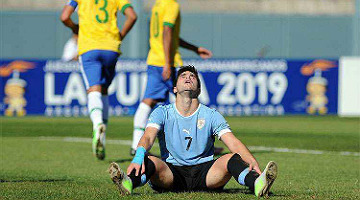 Latorre (7) em jogo pela Seleção Uruguaia Sub-17, válido pelo Sul-Americano de 2013, na Argentina