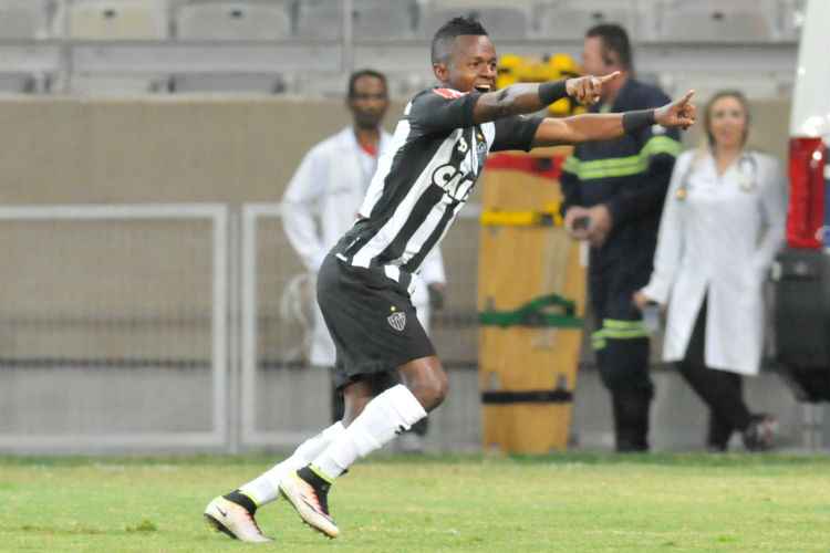 Em jogada ensaiada, Fred fez o pivô e tocou para Cazares anotar o gol-relâmpago do Galo