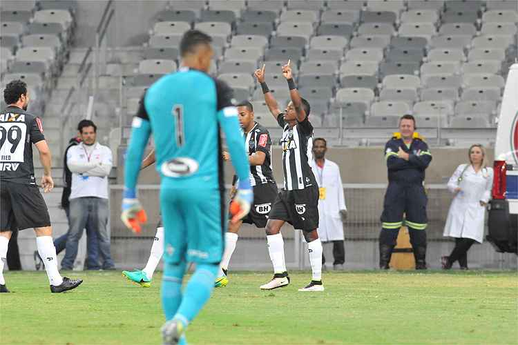 Cazares marcou duas vezes e deu duas assistências no triunfo que deixou o Galo próximo dos primeiros lugares