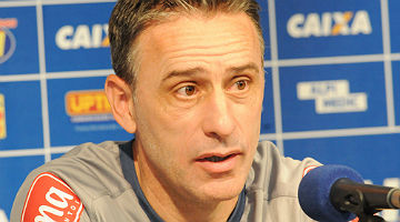 Paulo Bento analisa as opções para formar equipe na partida contra baianos, neste domingo