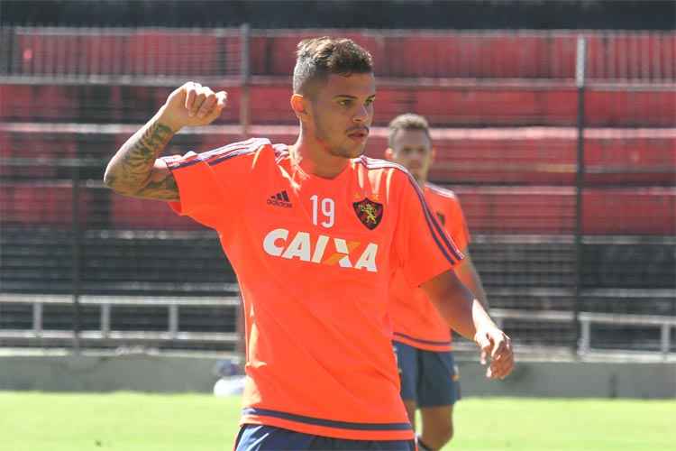 Lateral Auro chegou a viajar para enfrentar o Vitória em Salvador, mas não foi relacionado para o jogo