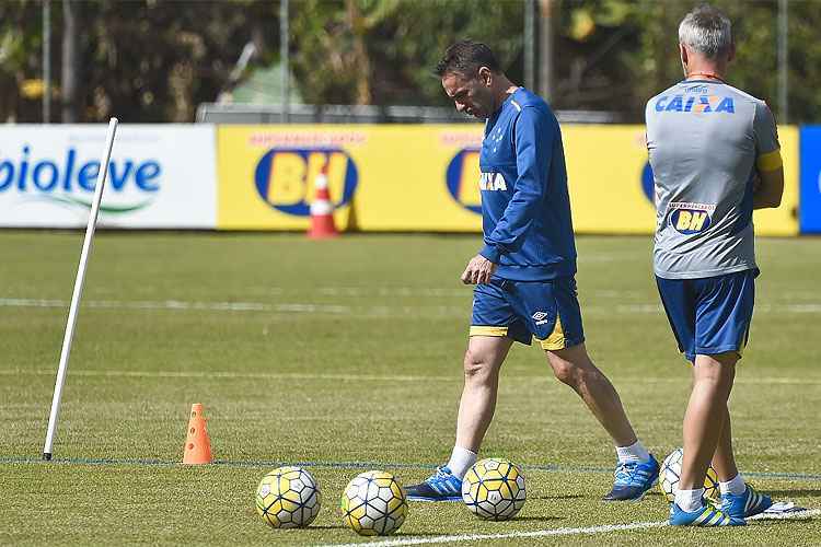 Técnico Paulo Bento tenta reorganizar Cruzeiro para conquistar segunda vitória como mandante na Série A