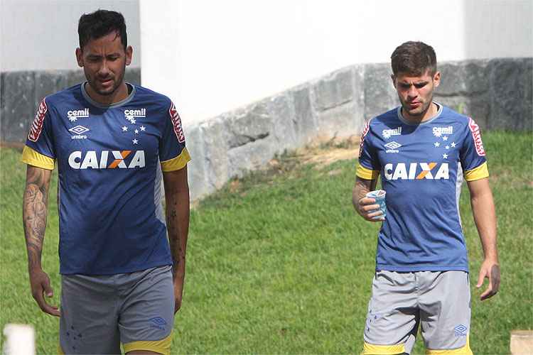 Ariel Cabral ou Federico Gino? Bento não anunciou substituto do volante Henrique, que foi vetado do jogo