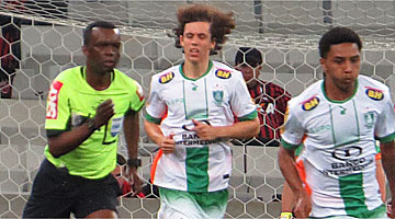 Roger (centro) jogou bem contra Atlético-PR