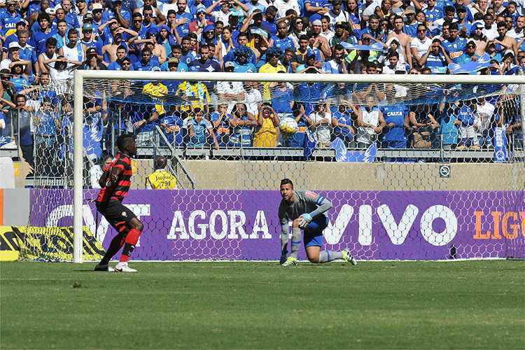 Cruzeiro chegou a abrir 2 a 0 sobre o Vitória, mas permitiu empate no segundo tempo e frustrou torcedores