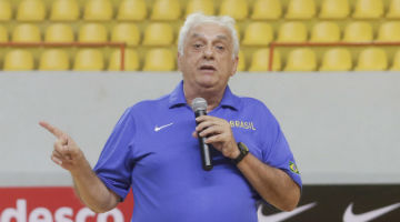 Barbosa atribuiu derrotas contra a França a ausências e pouco tempo de treinamento