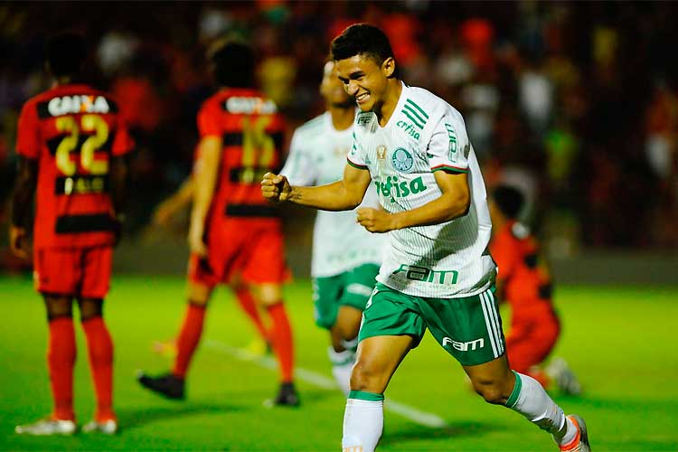 Erik festeja o primeiro gol do Palmeiras na vitória por 3 a 1 sobre o Sport na Ilha do Retiro: vantagem mantida