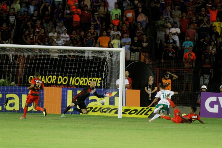 Na imagem, defesa do Sport não segurou contra-ataque que terminou no gol de Erik, o primeiro do Palmeiras