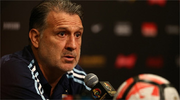 AFA confirmou o pedido de demissão de Martino, citando os inconvenientes enfrentados pelo treinador