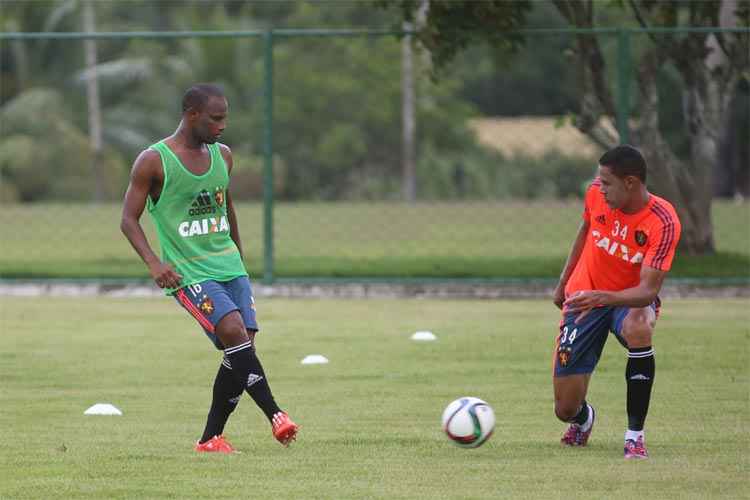 Mesmo sem ter ido bem quando acionado na lateral direita, volante Ronaldo deve ter nova chance na posição