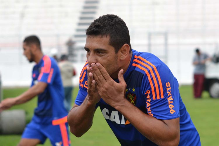 Algoz: Diego Souza fez gols na Ponte Preta no primeiro e no segundo turno do Brasileirão da Série A 2015