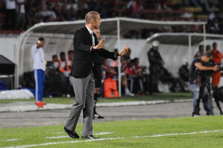 Milton Mendes entra em campo pressionado pela má sequência do time, mas tem se mostrado tranquilo